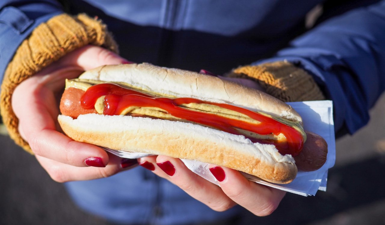 Chi da piccolo non amava gli hot dog? Ma a quell'età non potevamo sapere di cosa fossero fatti...