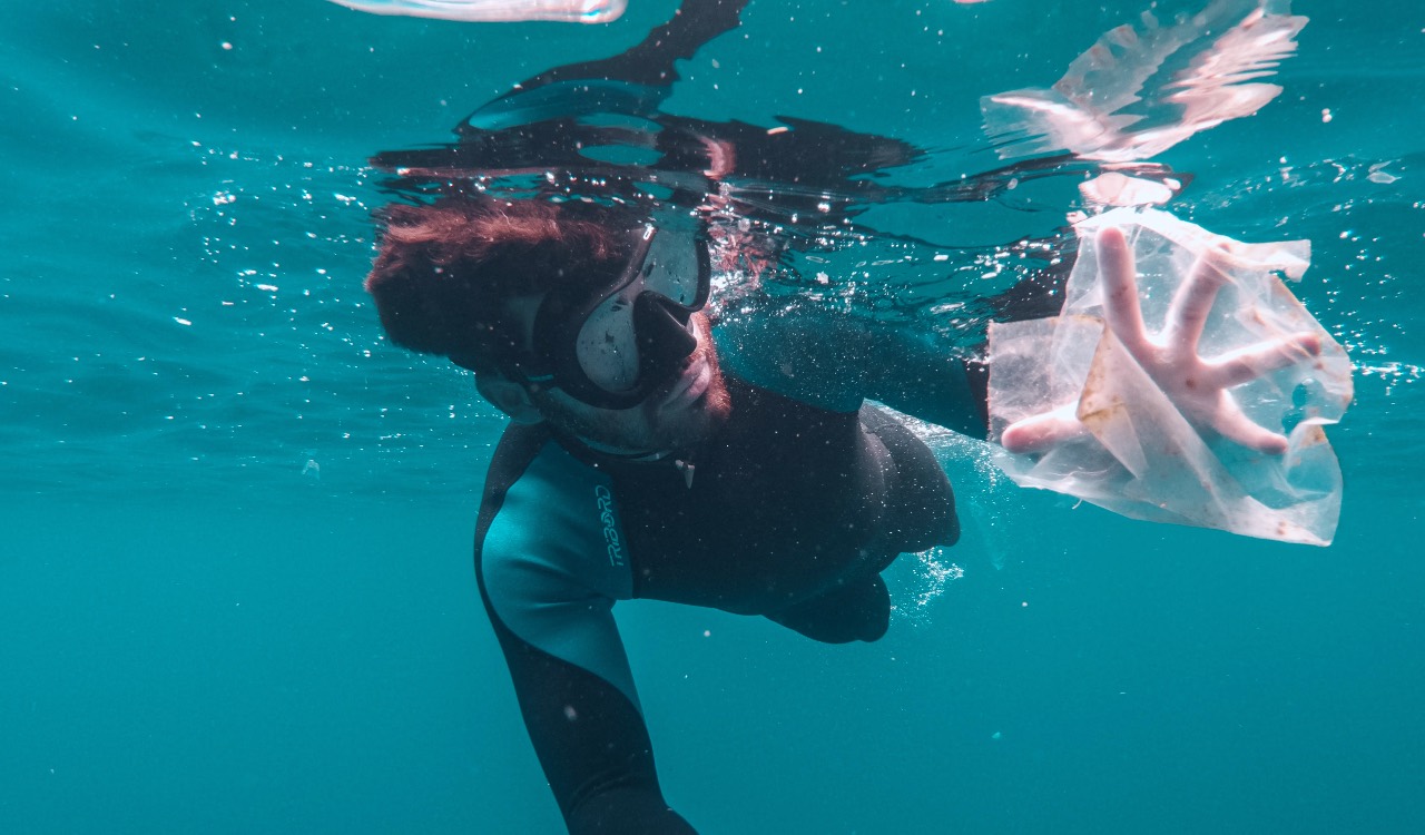 La plastica che noi usiamo pochi secondi resta per 500 anni nell'ambiente.